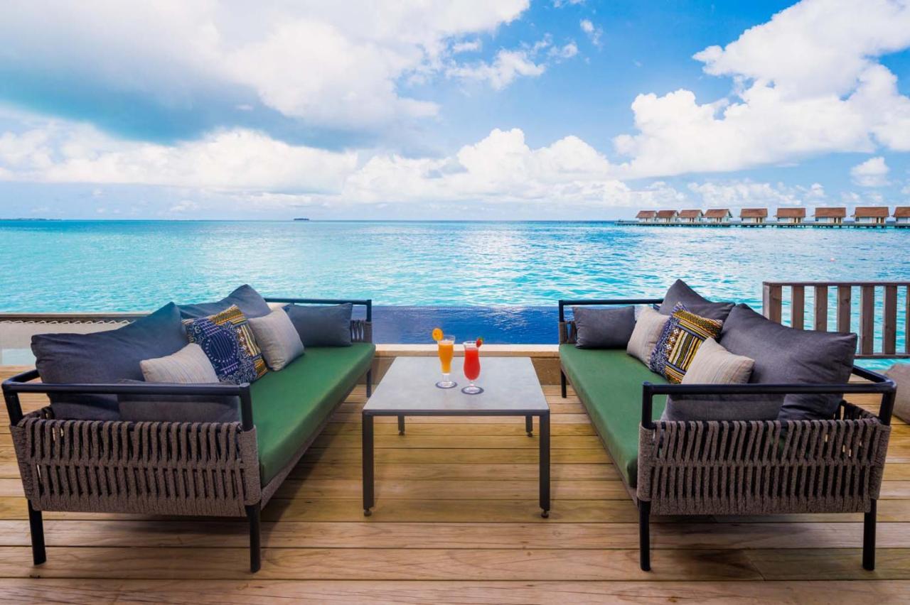 马尔代夫硬石酒店 Emboodhoo Lagoon 外观 照片 The view from the pool deck