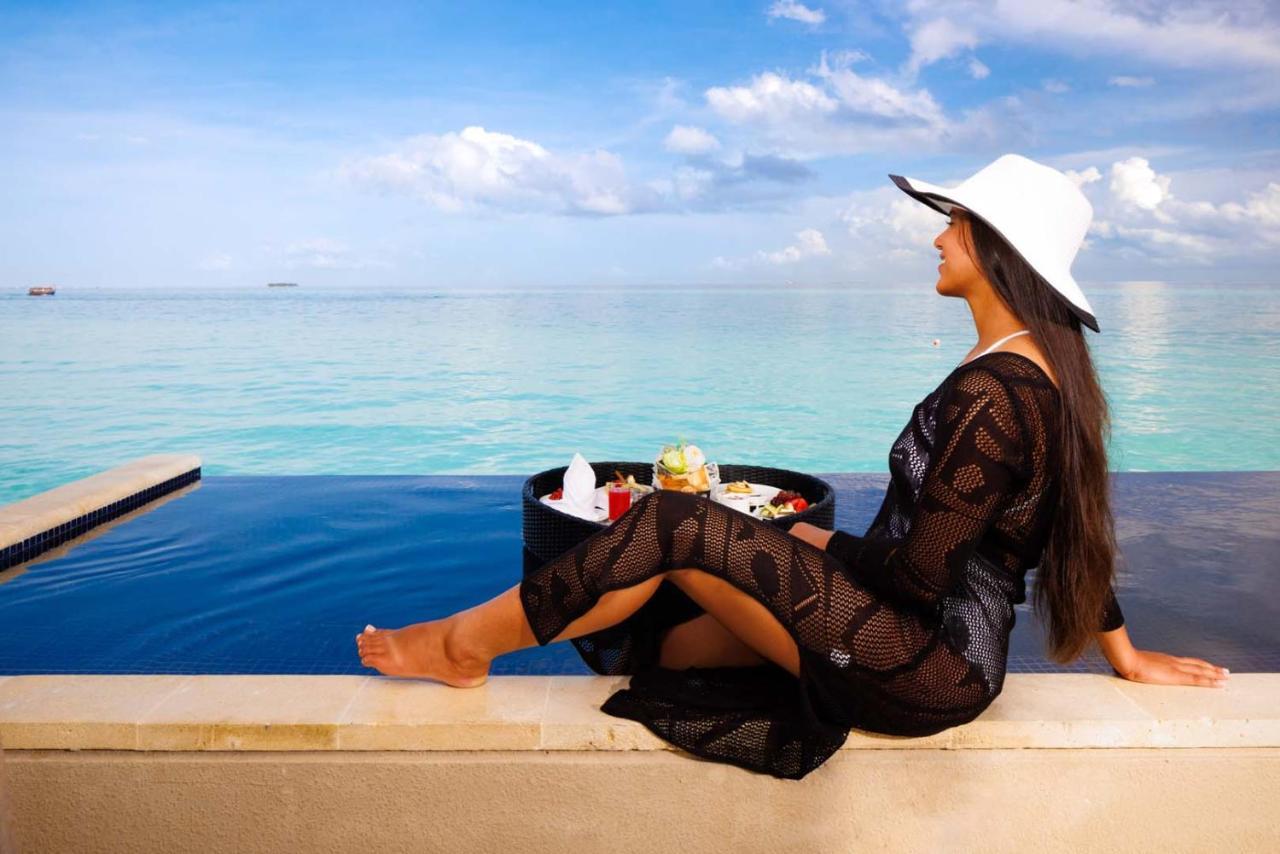 马尔代夫硬石酒店 Emboodhoo Lagoon 外观 照片 A woman wearing a kaftan