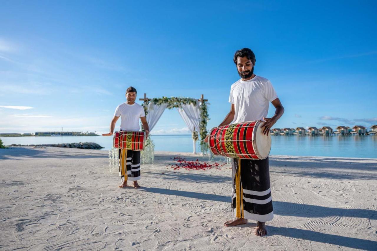 马尔代夫硬石酒店 Emboodhoo Lagoon 外观 照片 The traditional Kandyan drummers